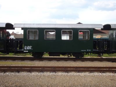 NÖVOG Bi/s 95918
Der NÖVOG Bi/s 95918 war bis vor ein paar Jahren noch an der Mariazellerbahn für Nostalgiezüge im Einsatz, am Rahmen steht noch "Zf St. Pölten Alpenbf" angeschrieben
Schlüsselwörter: Waldviertler, Schmalspurbahn, Schmalspurbahnen, Gmünd, Wagen