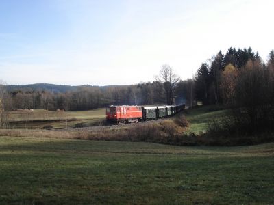 Adventsonderzug kurz vor Weitra
Schlüsselwörter: 2095, 05, 2095.05, Waldviertler, Schmalspurbahn, Schmalspurbahnen, blutorange, Nostalgie, Nostalgielok, Advent, Weitraer, 12