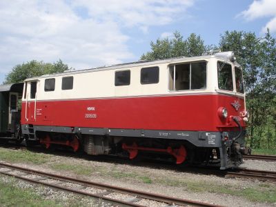 NÖVOG 2095.05
Die im Mai 2011 von Waidhofen nach Gmünd überstellte 2095.05 bespannt hier einen Nostalgiezug nach Groß Gerungs.
Schlüsselwörter: 2095, 05, 2095.05, Waldviertler, Schmalspurbahn, Schmalspurbahnen, blutorange, Nostalgie, Nostalgielok